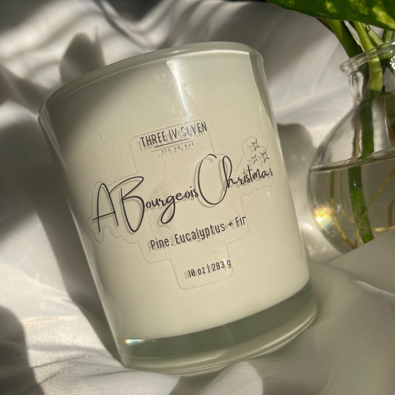 A Bourgeois Christmas Candle :Notes of pine, eucalyptus and fir.  Who says you need to buy a real Christmas tree? This perfect Christmas tree scent will have you feeling like you brought the real thing.      Coconut Soy Wax  Wooden wick  10 oz candle